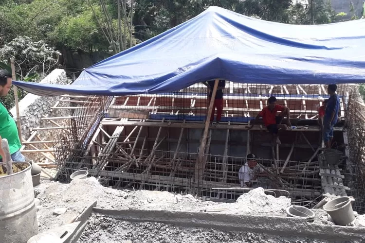 PEMBANGUNAN: Warga tengah bahu membahu mengecor dingding IPAl di Desa Dramaga.