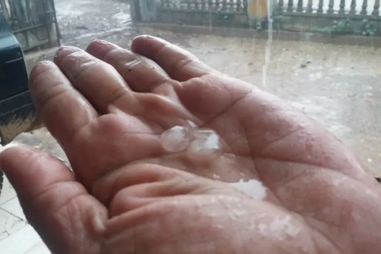 HUJAN ES: Warga Desa Bunar, Kecamatan Parungpanjang, saat menunjukkan bola-bola es.