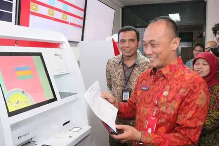 SIMULASI: Uji coba penggunaan Anjungan Dukcapil Mandiri (ADM) untuk mencetak dokumen kependudukan.