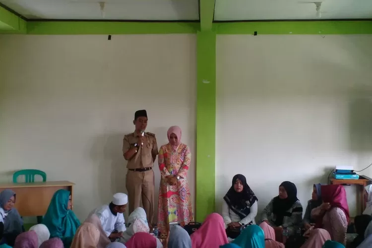 PENGAJIAN PKK : Camat Dramaga Ivan memberikan sambutan saat mengelar pengajian kader PKK.