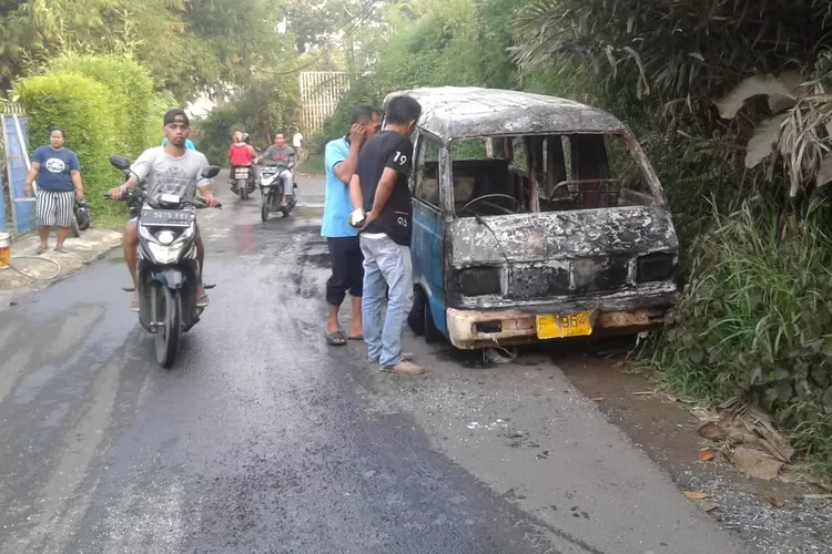 HANGUS: Bangkai angkot yang terbakar diamankan di pinggir jalan, Desa Bojongjengkol, Kecamatan Ciampea.