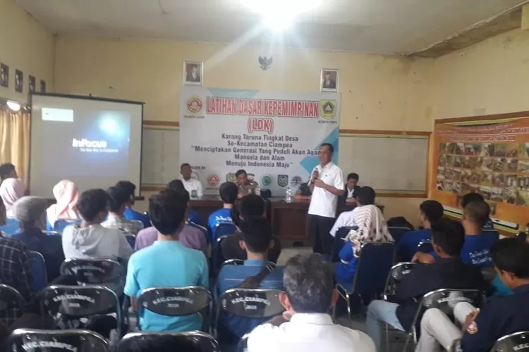 PELATIHAN: Camat Ciampea, Chaerudi Pelani, menghadiri kegiatan LDK anggota Katar di aula kantor kecamatan, kemarin.