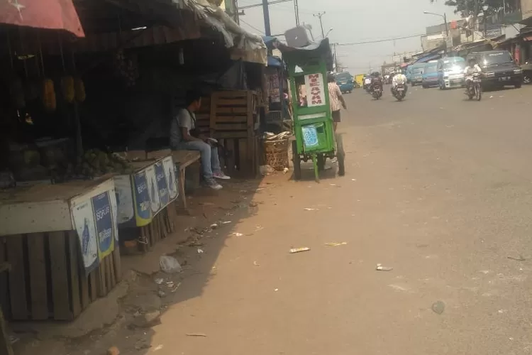 MANGKAL: Sejumlah PKL menjamur lagi di kawasan Pasar Parung. 