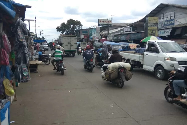 EMRAWUT: Jalan Pasar Parung semrawut dan butuh terminal untuk mengatur angkutan. 