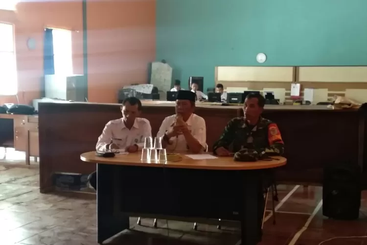 IMBAU: Camat Nanggung, Ae Saepulloh, mengimbau warganya siaga bencana.