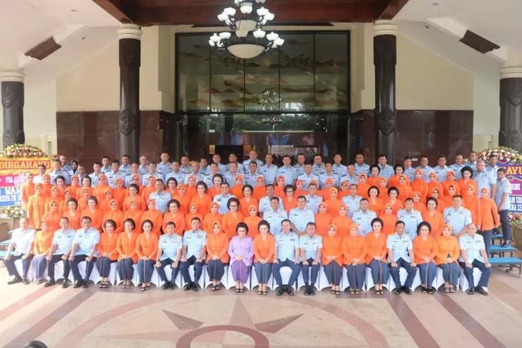 FOTO BERSAMA: Danlanud dan istrinya foto bersama saat hadir memperingati HUT ke-63 PIA GA