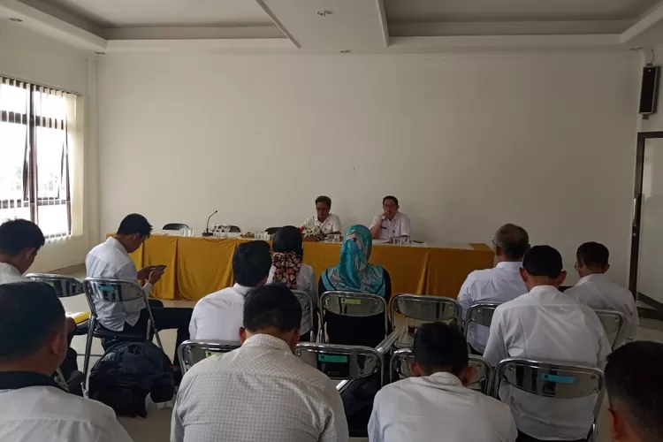 RAPAT: Camat Cijeruk, Hadi Jana, memimpin rapat evaluasi pembangunan infrastruktur desa