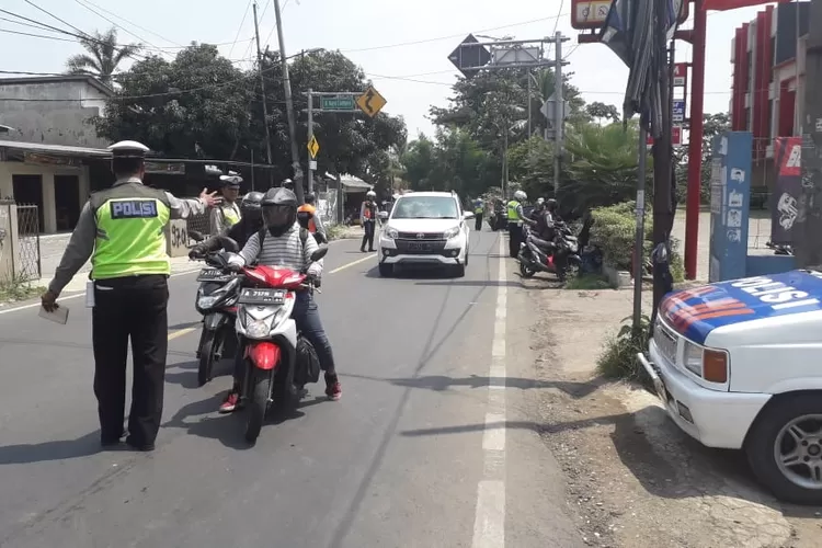 RAZIA: Anggota Polsek Ciampea merazia kendaraan yang melintasi Jalan Raya Cibadak, kemarin.
