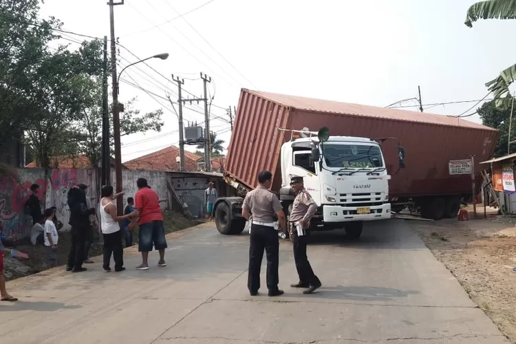 BIKIN MACET: Ini kondisi kontainer yang terguling di Jalan Raya Padurenan, kemarin.