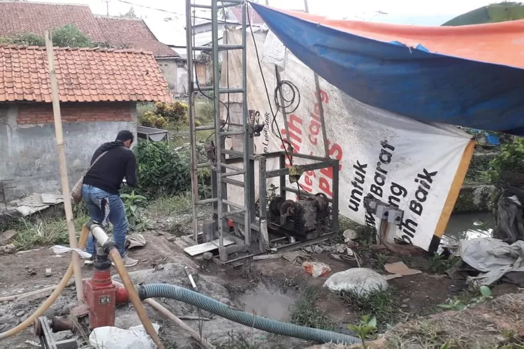 NGEBOR: Pekerja tengah mengerjakan pengalian sumur bor untuk keperluan SAB di wilayah Rw 05, Desa Bojongrangkas.