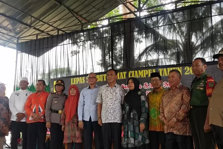 PISAH SAMBUT: Mantan Camat Ciampea, Entis Sutisna, saat pisah sambut dengan camat baru, kemarin.