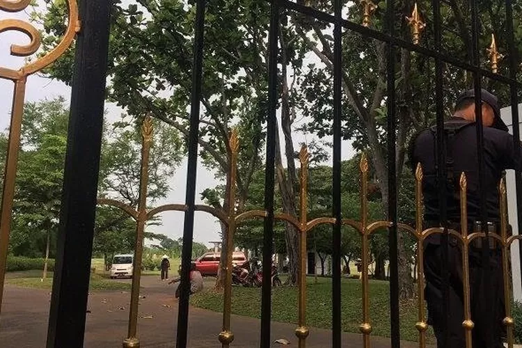 PERSIAPAN: Petugas berjaga di Memorial Park, Citra Indah, Desa Sukamaju, Kecamatan Jonggol, menunggu Ciputra dimakamkan pada 5 Desember 2019.