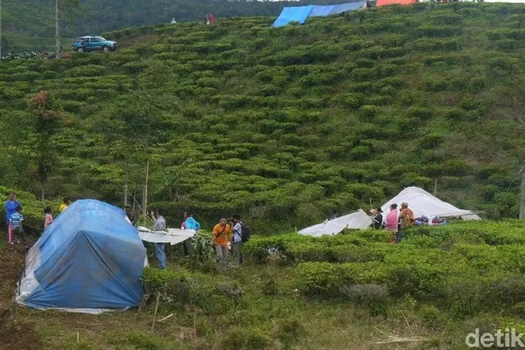 BANJIR: Adanya penyempitan saluran menyebabkan Jalan Raya Cibadak di Desa Cibadak, Kecamatan Dramaga, jadi langganan banjir.