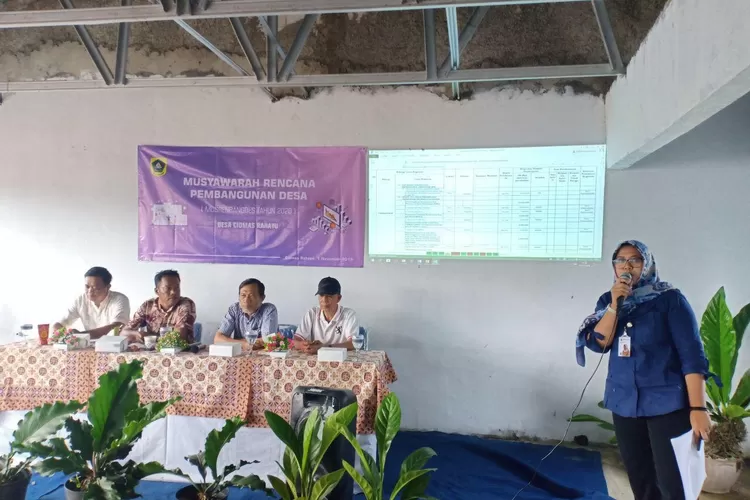 BOGOR SELATAN & BARATKAMIS21 NOVEMBER 20199WWW.METROPOLITAN.IDHARIANMETROPOLITANHARIANMETROPOLITANHARIANMETROPOLITANLayouter: DadyMUSRENBANG: Pemdes Ciomas bersama perangkat RT/RW, BPD dan tokoh masyarakat menggelar musrenbang di aula kantor desa.