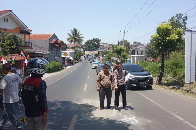 OLAH TKP: Polisi melakukan olah TKP kecelakaan yang menewaskan Tini di Jalan Raya Leuwikopo, kemarin.