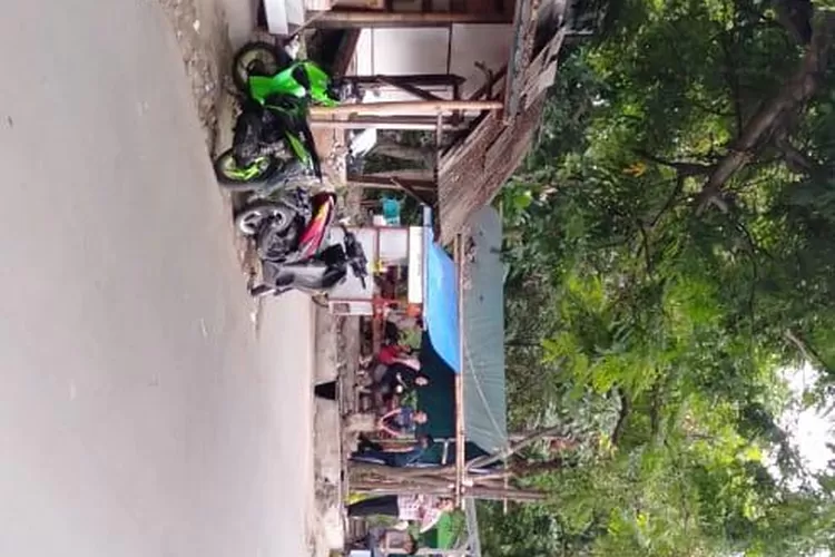 DITERTIBKAN: PKL di kawasan Jalan Bantarkemang, Bogor Timur, ditertibkan lantaran berdiri di atas trotoar.