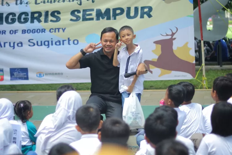 RAMAH: Wali Kota Bogor Bima Arya foto bersama anak TK di Kampung Inggris Sempur di sela sesi tanya jawab.