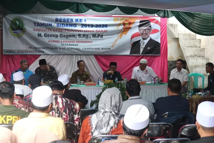 RESES:Cecep Gogom saat menggelar reses di Kampung Cidokom, kemarin.