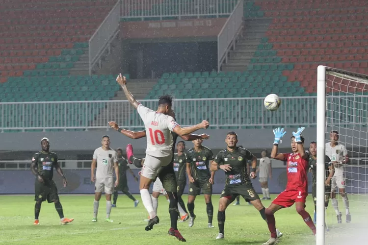 DUEL: Pesepak bola Persela Lamongan, Alex, berduel dengan pemain Tira Persikabo saat pertandingan Lanjutan Liga 1 Shopee di Stadion Pakansari, Cibinong, Kabupaten Bogor, kemarin.