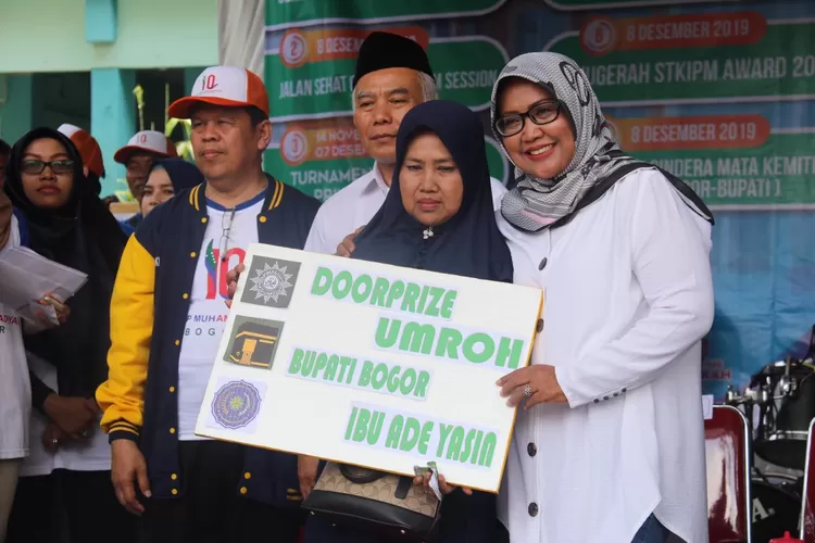 SEMRINGAH: Bupati Bogor Ade Yasin memberikan hadiah untuk peserta saat Milad ke-107 Muhammadiyah dan Milad ke-10 STKIP.