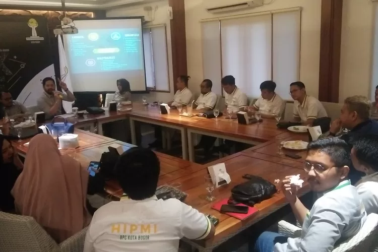 PERTEMUAN: Hipmi Kota Bogor saat menggelar rapat evaluasi akhir tahun dan perencanaan kerja 2020, kemarin.