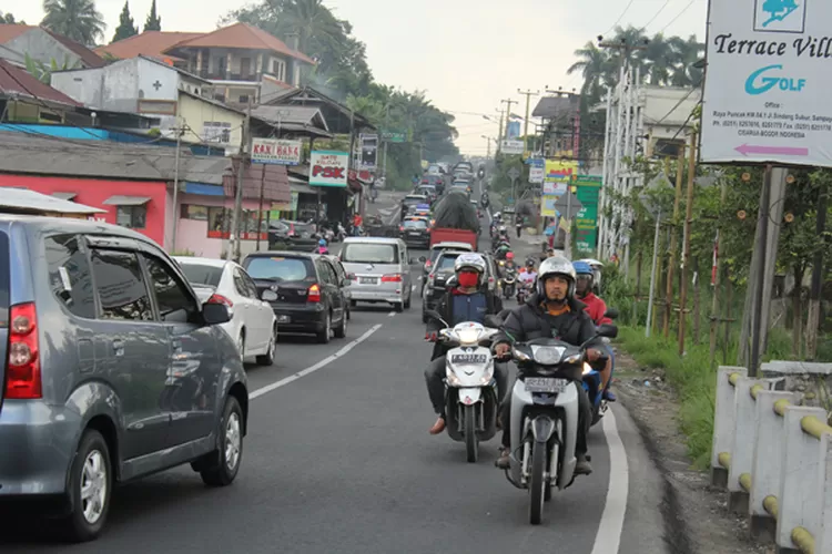 ONE WAY: Pengendara motor melintas di Jalan Raya Puncak, Cisarua, Kabupaten Bogor, saat one way.