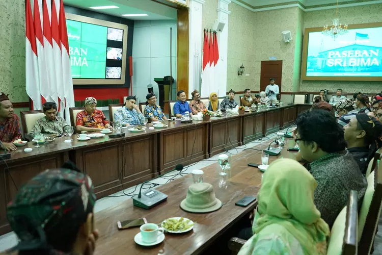 SERIUS: Pengurus Daerah Alumni Institut Teknologi Bandung menggelar audiensi dengan Wali Kota Bogor Bima Arya, kemarin.