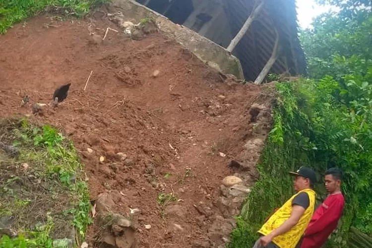LONGSOR: Pjs Kades Karacak, Ayi Kusumah, meninjau lokasi TPT yang longsor di RT 03/ 04, Kampung Ciletuhilir, Desa Karacak.