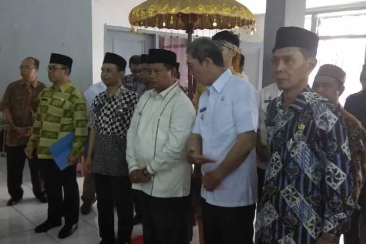 DISAMBUT: Wagub Jabar, Uu Rushanul Ulum, disambut saat hadir menjadi keynote speaker Workshop Antiradi-kalisme bagi Kepala Sekolah, Guru Agama serta Siswa-siswi SMA/SMK. 