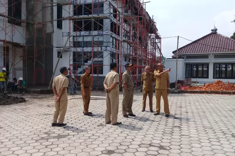 SIDAK: Sekda Kabupaten Bogor, Burhanudin, saat melakukan sidak ke proyek pembangunan kantor Kecamatan Leuwiliang, kemarin