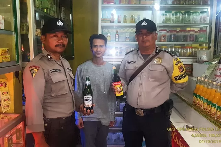 RAZIA: Anggota Polsek Leuwiliang saat menggelar operasi miras di salah satu Desa di Kecamatan Leuwiliang, belum laman ini.