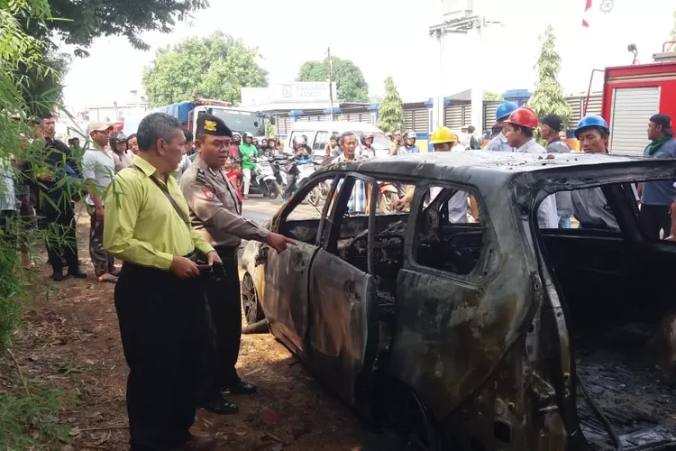 KEBAKARAN: Petugas gabungan TNI-Polri sedang mengevakuasi mobil Toyota Avanza yang terbakar di Jalan Cileungsi, Desa Dayeuh, Keca-matan Cileungsi, Kabupaten Bogor.