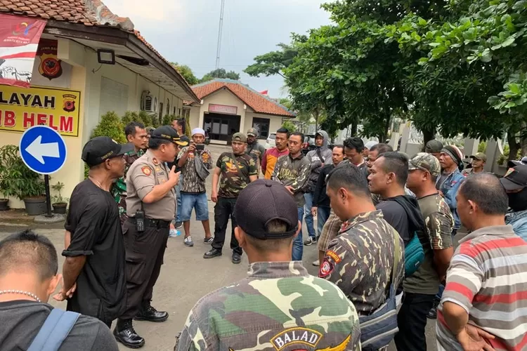 BENTROK: Kapolsek Tanahsareal Kompol Sarip Samsu melakukan mediasi dengan ormas dan warga di halaman Mako Polsek.