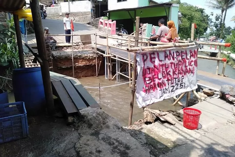 PROYEK:Proyek peningkatan jembatan Kali Pelayangan pada ruas jalan Pabuaran- Susukan, Kecamatan Tajurhalang mangkrak.
