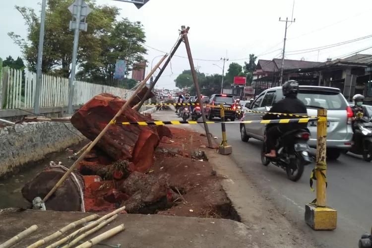 HARUS LEBIH CEPAT: Kontraktor proyek pelebaran Jalan Raya Puncak, Kecamatan Cisarua, menargetkan pengerjaannya selesai sebelum 25 Desember 2019 atau libur Natal dan Tahun Baru 2020. Meskipun dalam kontrak pengerjaannya hingga akhir tahun.