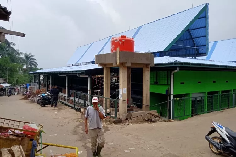 METROPOLITANTELAT: Pembangunan Pasar Cisarua masih berlangsung walaupun kontrak kerja sudah berakhir pada 26 De-sember 2019. 