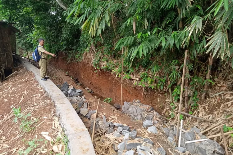 SIDAK: Pjs Desa Cikarawang, Edi Supardi, sidak ke proyek irigasi Situburung yang belum rampung.