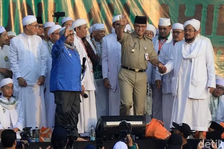 HADIR: Gubernur DKI Jakarta Anies Baswedan datang ke acara Reuni 212 di Monas Jakarta Pusat menggunakan pakaian dinas warna cokelat, kemarin.