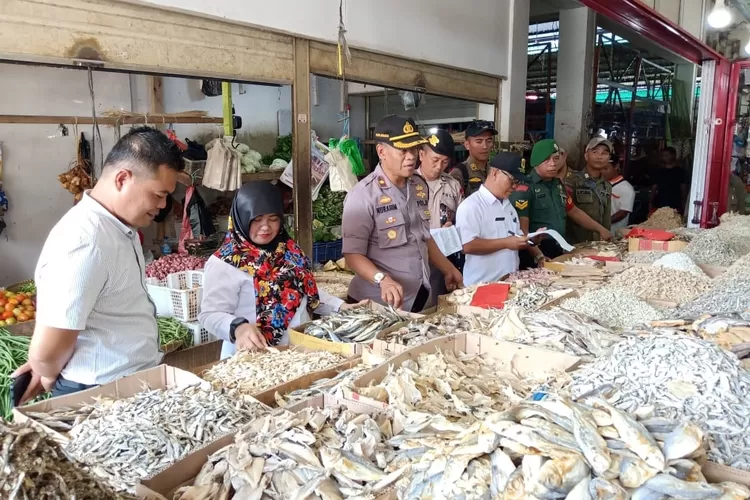 SIDAK: Kapolsek Cijeruk, Kompol Nurahim, melakukan inspeksi mendadak harga sembako di Pasar Modern Cigombong, Kecamatan Cigombong, kemarin.