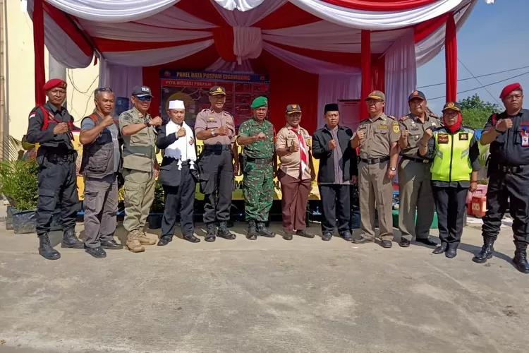 APEL BERSAMA: Muspika Kecamatan Cigombong dan Cijeruk saat menggelar apel bersama di halaman Masjid Raya Cigombong, kemarin.
