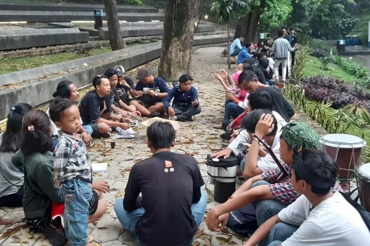 DISKUSI: Komunitas penyanyi jalan yang tergabung dalam Rumah Kreatif Keboen Sastra atau KPJ Bogor sedang diskusi untuk pagelaran seni Rekkam Art ke-5 di Taman Ekspresi Sempur, Kota Bogor.