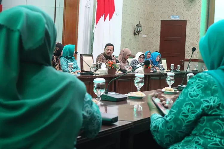 KUNJUNGAN: TP PKK menerima kunjungan dari Kabupaten Bekasi yang ingin belajar tentang Sekolah Ibu.