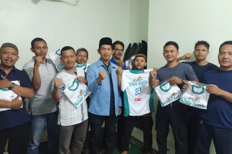 ANTUSIAS: Keluarga BKPRMI dan para pengurus Masjid Agung Kota Bogor menunjukkan kaos Fun Day Hut ke-8 Metropolitan.