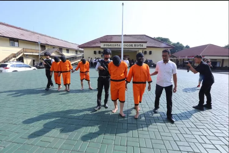 ILUSTRASI:  Kawanan  pencurian  sepeda  bermotor  saat  digiring  ke Mako Polres Bogor Kota.