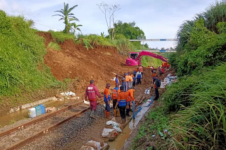 EVAKUASI: Sejumlah petugas dikerahkan untuk mengangkat material tanah longsor yang menutupi trek KA Sukabumi-Bogor, kemarin. Longsor terjadi pada Minggu (22/12), namun proses evakuasi dilakukan sampai kemarin. Akibat longsor ini dua jadwal keberangkatan dibatalkan.
