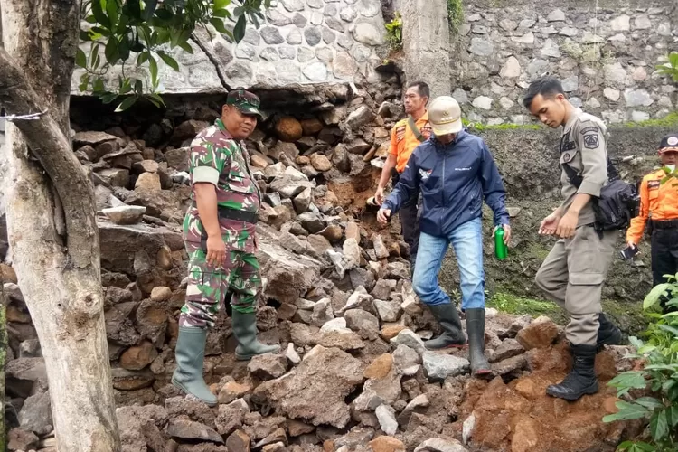 TINJAU: Danramil 21224, Kodim 0621 Kabupaten Bogor, Mayor Inf Aris Nazarudin Latip, saat meninjau salah satu rumah warga yang ambruk di RT 01/05, Desa Citeko, Kecamatan Cisarua, kemarin.