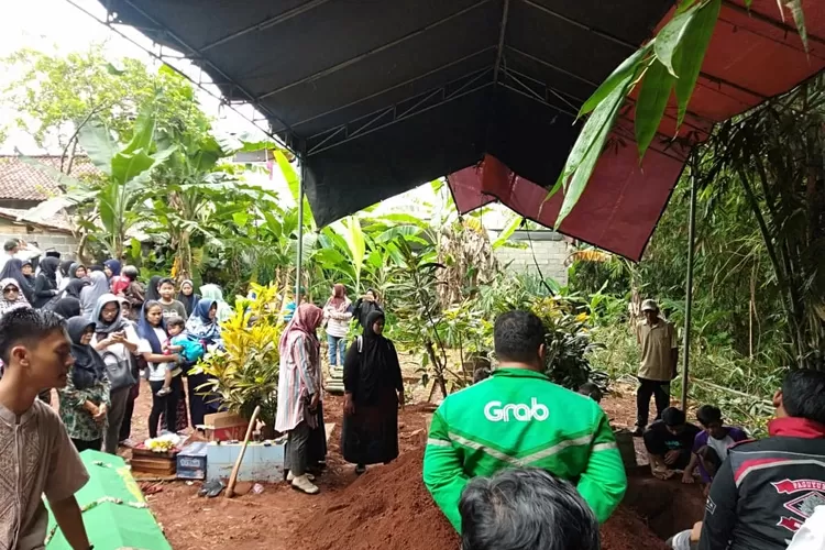 DUKA:  Ruslianto  saat  dimakamkan  di  pemakaman  keluarga  di  Kampung  Dusun  Parko,  Kelurahan  Pabuaran,  Kecamatan Bojonggede, Kabupaten Bogor, kemarin.