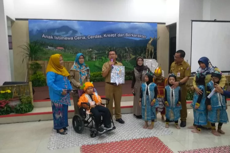 MERIAH: Sekda Kota Bogor, Ade Sarip Hidayat, saat memberi sambutan di acara Gebyar Anak Istimewa, kemarin.