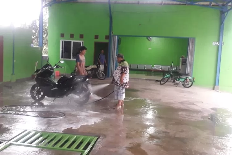 BANTING SETIR: Mantan Kades Cicadas, Abdul Jaya, banting setir jadi bos cuci steam kendaraan di desanya. Ia pun mempekerjakan warga sekitar.