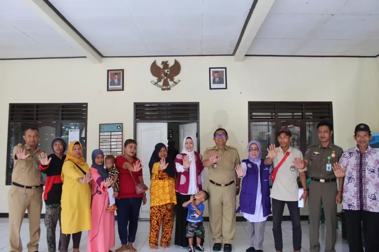 PEDULI: P2TP2A Kabupaten Bogor memberikan bantuan modal usaha kepada ABH dan keluarganya.
